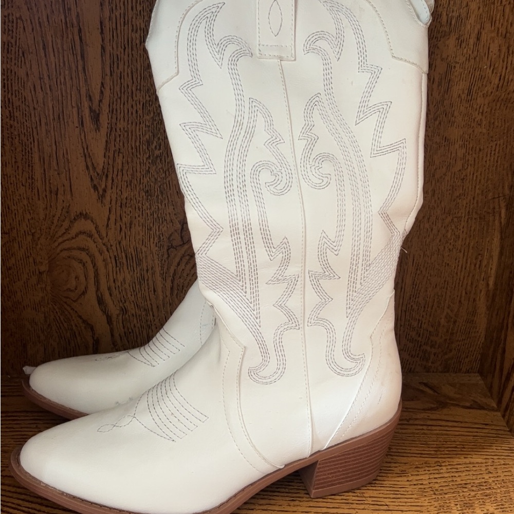 Woman’s White Western Heeled Boots